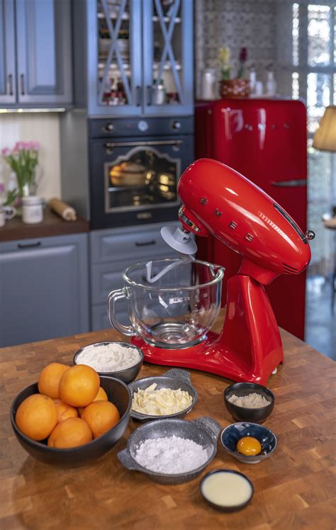 Szakács, aki éppen egy sodrófával nyújtja a keksz tésztáját