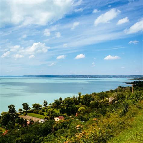 A Balaton partja Vonyarcvashegyen egy napsütéses napon