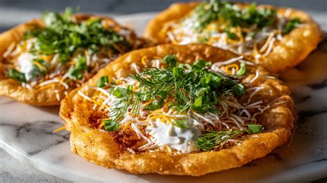 Hagyományos lángos tálalva fokhagymával, tejföllel és sajttal