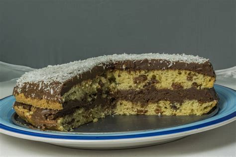 Szeletelt kókuszos torta tányéron