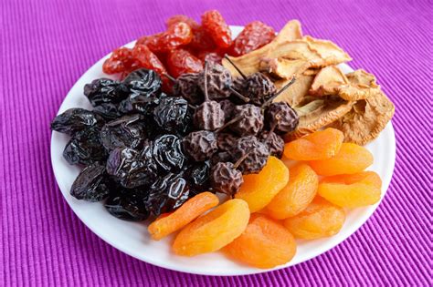 csokoládéba mártott aszalt gyümölcsök
