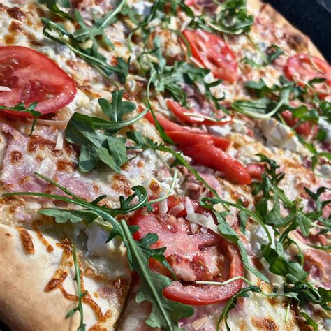 Változatos pizzák asztalon