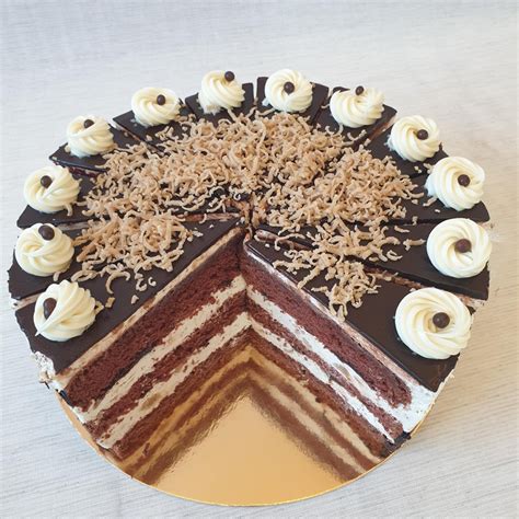 Torták és tortaszeletek kínálata