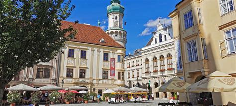 Sopron belvárosának látképe este