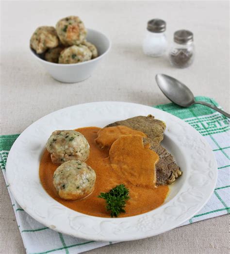 Vadas tál zsemlegombóccal