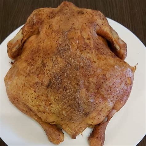 Rotisserie grillcsirke forgás közben egy professzionális sütőben