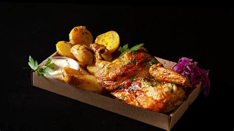 Frissen sült, aranybarna grillcsirke körettel tálalva