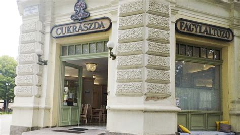 Hagyományos cukrászda belső tere süteményekkel és kávékülönlegességekkel