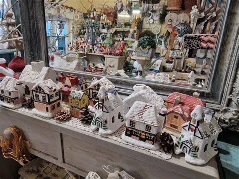 Porcelánfestő mester munka közben