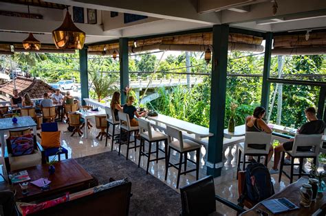 A Bali Art Cafe épületének külső látképe egy napsütéses délutánon