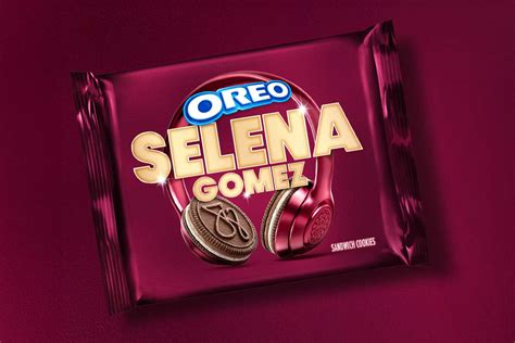 Selena Gomez Oreo keksz csomagolása