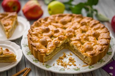 kész, ínycsiklandó almás pite szeletelve a tányéron