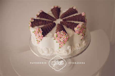 Ostyával díszített torta