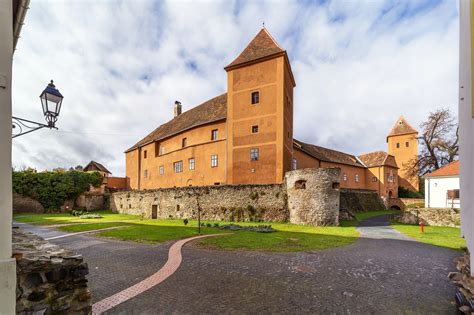 Kőszegi vár bejárata és a környező éttermek teraszai