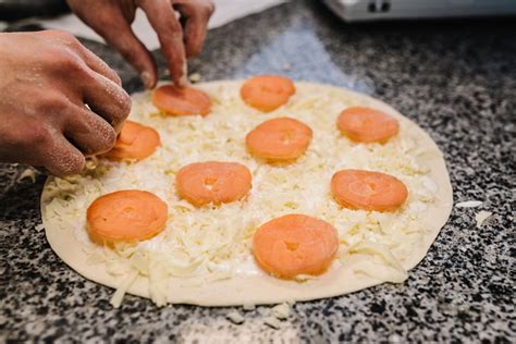 Pizza Girl logó és egy mosolygós női szakács pizzát készít