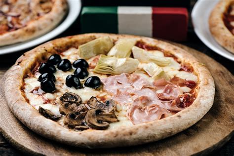 Különböző pizzák választéka egy olasz étteremben