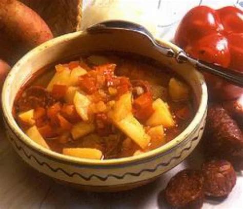 Tálalva magyaros burgonyaleves és alföldi rizseshús