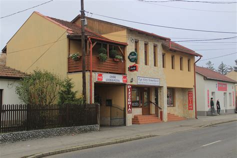 Az Útonálló Pizzéria Simontornya külső homlokzata