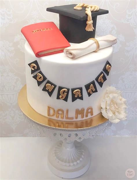 Ballagási torta díszítése érettségi sapkával