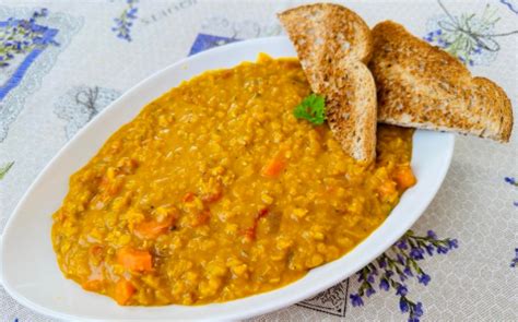 Vöröslencse dahl tálalva, friss korianderrel