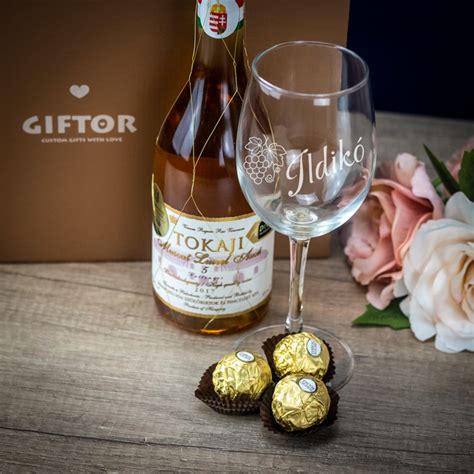 Csokoládés gin palack elegáns pohárral