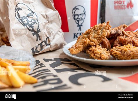 A KFC ikonikus vödrös csirkéjének professzionális ételfotója, amely a ropogós textúrát emeli ki