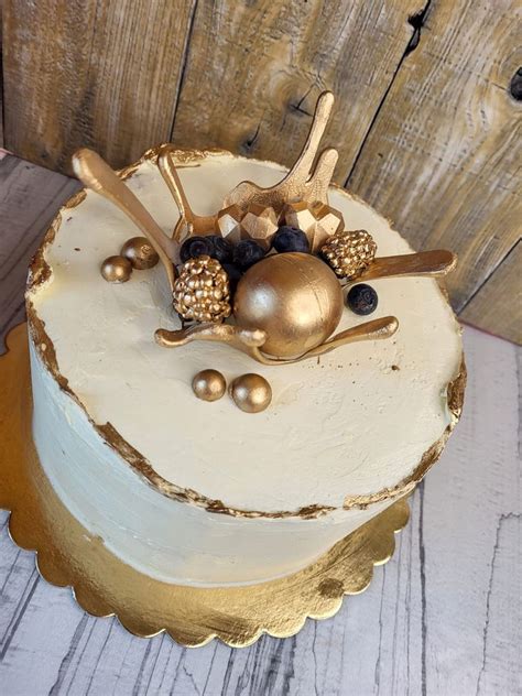 egy elegáns, kézműves torta közelképe, amelyen finom cukorvirágok díszelegnek