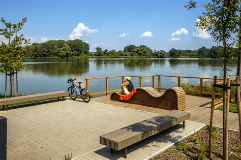 Naplás-tó télen, korcsolyázókkal