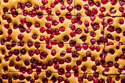 Meggyes paplan szelet szeletelve, háttérben friss meggyekkel