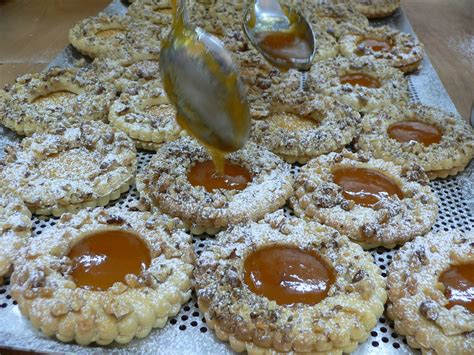 Linzer tészta kinyújtva egy tepsin, villával megszurkálva