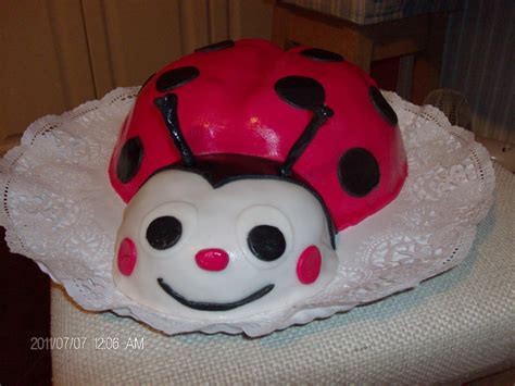 Katicabogár torta marcipán borítással