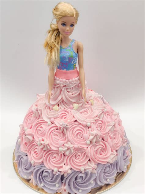 Barbie torta rétegezése és kivágása