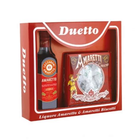Amaretto likőr egy elegáns pohárban