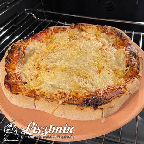 Házi pizza sütőben, aranybarnára sült szélekkel