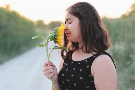 Közelkép egy szál tésztáról, melynek közepe még kissé fehér