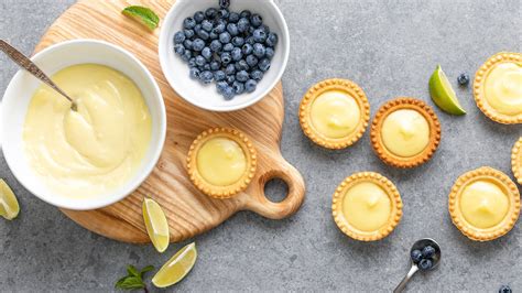Mascarpone krémmel töltött kosárka friss gyümölcsökkel