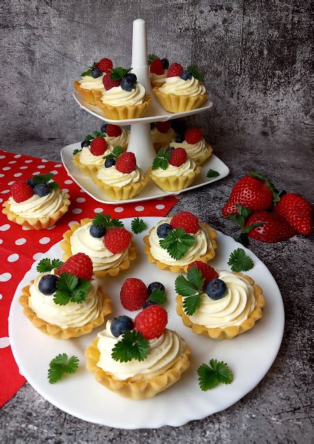 Díszített mascarpone kosárkák különböző gyümölcsökkel