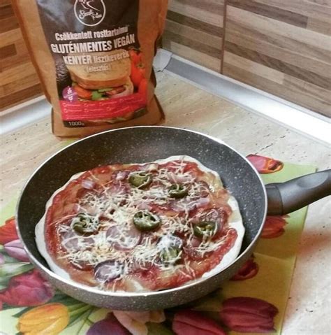 Serpenyős Szafi mindenmentes pizza sütés közben