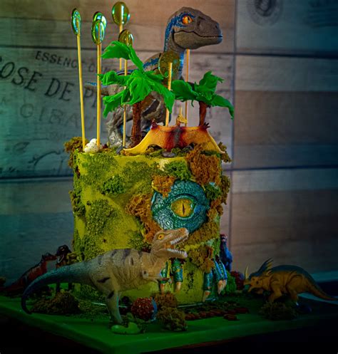 Torta Schleich dínó figurákkal díszítve