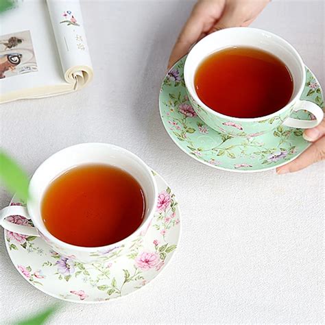 egy teáskanna és egy csésze tea