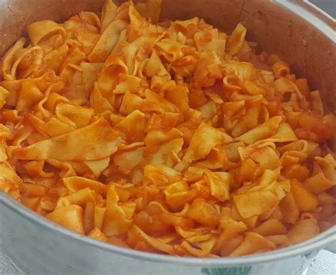 Különböző formákban elkészített krumplis tészta