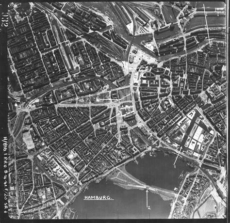 RAF bombázók repülnek Hamburg fölött