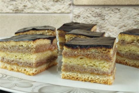 Zserbó rétegei szeletelés előtt