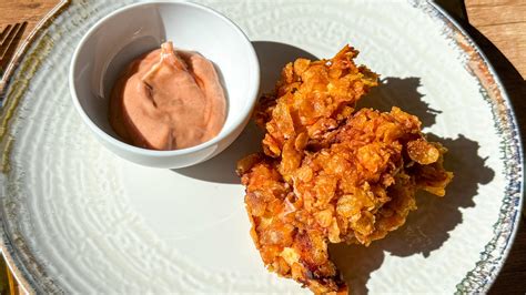Sült csirkemell darabok mártogatóssal és coleslaw-val tálalva