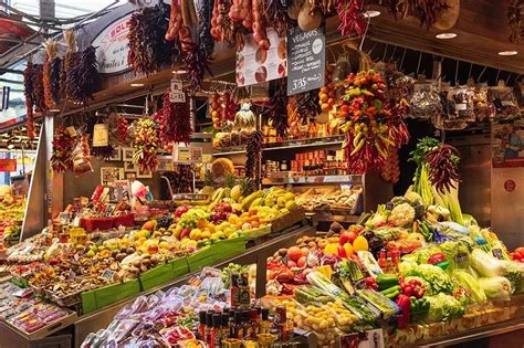 Horvátországi piac friss zöldségekkel és gyümölcsökkel
