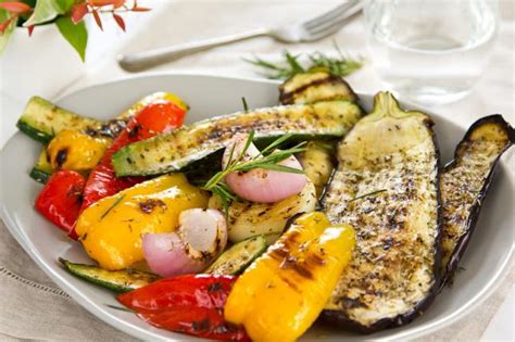 Mediterrán zöldségek tányéron