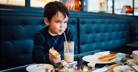 Családok étkeznek egy étteremben