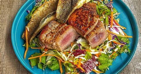 Tonhal steak panko panírral és körettel tálalva