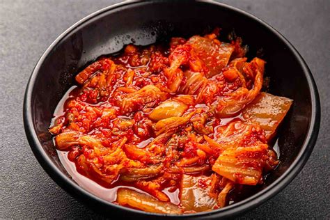 Tálalásra kész kimchi egy tálban
