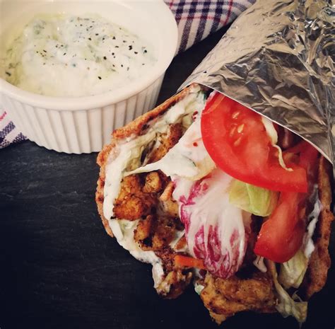 Görög gyros pitában sült krumplival és tzatzikivel